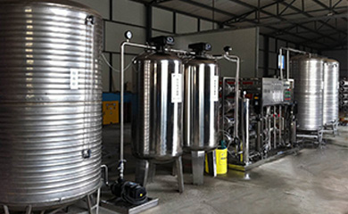 反滲透是一種現代新型的純凈水處理技術。通過反滲透元件來提高水質的純凈度，清除水中含有的雜質和鹽。我們日常所引用的純水或超純水都是經過反滲透設備處理的，水質幾乎不導電。